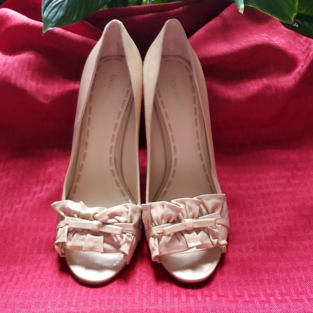 Open toe pumps